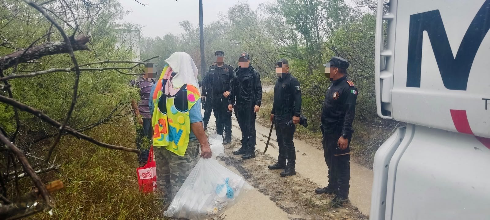 Tres traileros pasan tres días varados en una brecha de Sabinas Hidalgo; Fuerza Civil los auxilia
